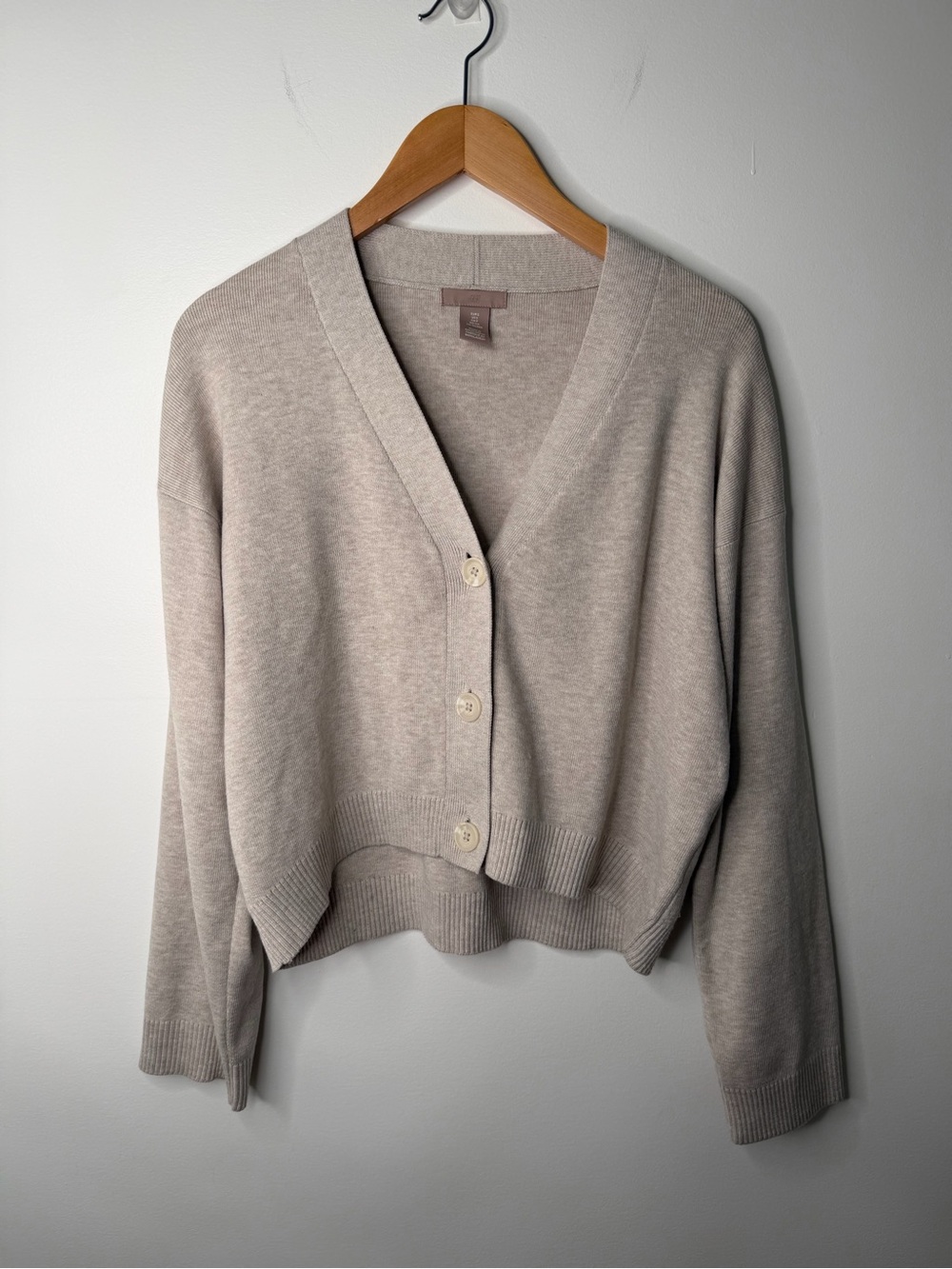 H&M Beige Oatmeal V Neck Button Front Cropped Cardigan Sweater Women’s Small